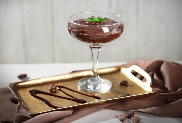 Chocoladedessert in glas op een houten achtergrond kleur — Stockfoto