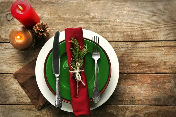 Ensemble de vaisselle servi sur la table pour le dîner de Noël — Photo