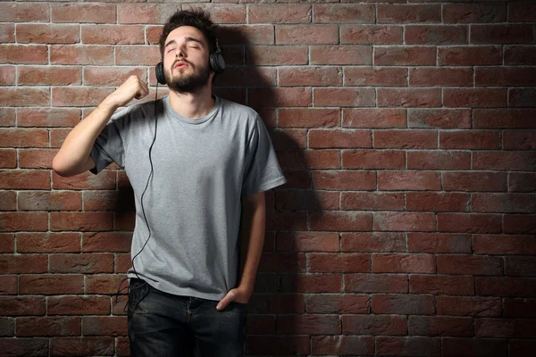 Joven escuchando música con auriculares — Foto de Stock