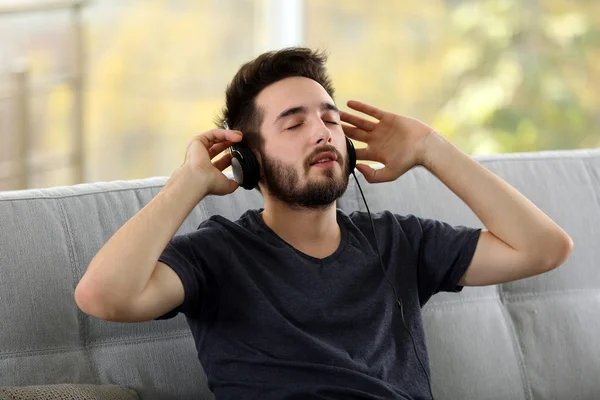 Férfi zenét hallgat fejhallgatóval — Stock Fotó