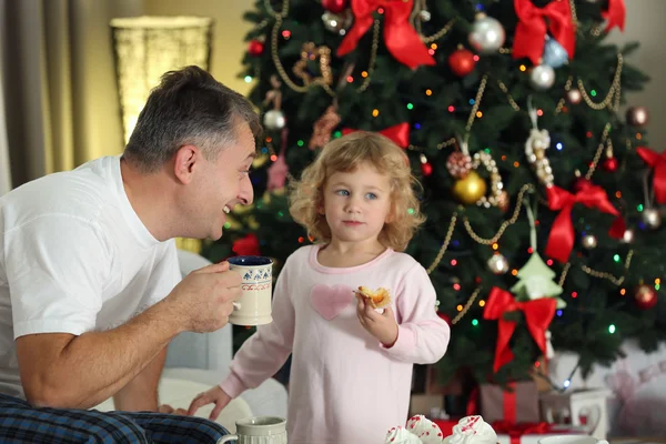 Vader en dochter op Kerstmis — Stockfoto
