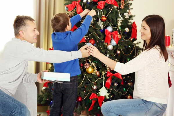 Family decorating Christmas tree — Stock Photo, Image