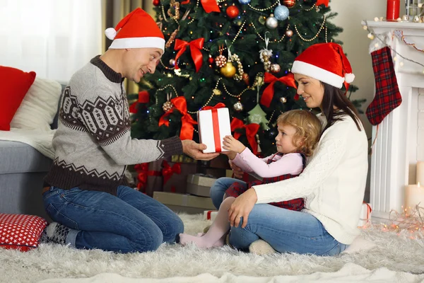 Familia feliz en el árbol de Navidad — Foto de Stock