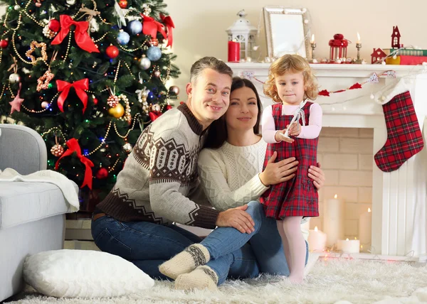 क्रिसमस पेड़ पर खुश परिवार — स्टॉक फ़ोटो, इमेज