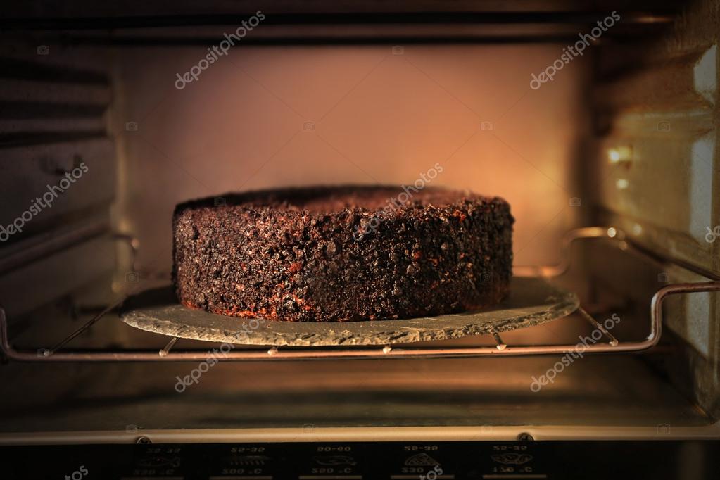 Chocolate cake in oven, close up — Stock Photo © belchonock 91956550