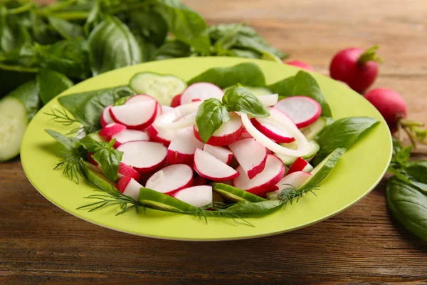 Salade de légumes frais sur la table close up — Photo