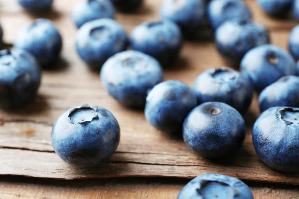 Frische Blaubeeren auf Holztisch, Nahaufnahme — Stockfoto