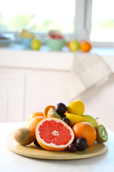 Vers fruit op tafel, close-up — Stockfoto