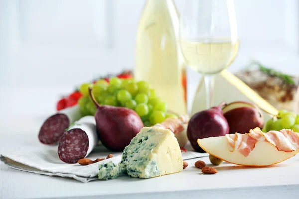 Natureza morta com vários tipos de comida italiana e vinho — Fotografia de Stock