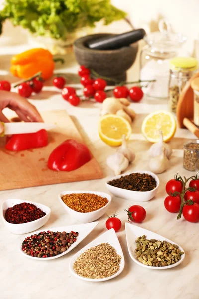 Verscheidenheid van kruiden in keramische verpakkingen op de keukentafel — Stockfoto
