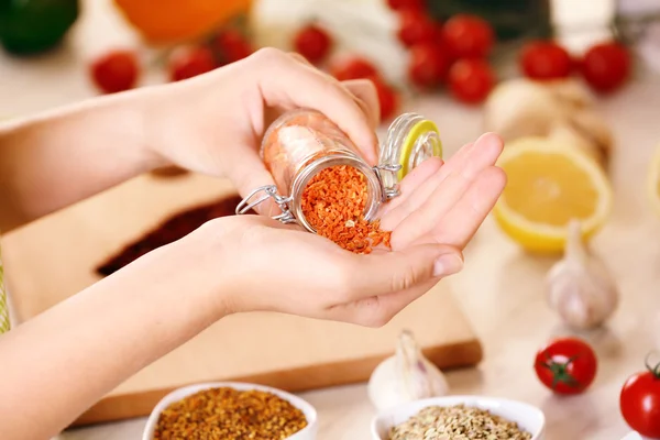 Zanahorias secas y variedad de especias en la mesa de la cocina — Foto de Stock