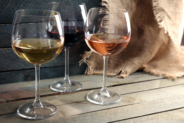 Samenstelling van wijn glazen op houten achtergrond — Stockfoto