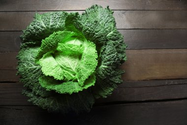 Savoy lahana ahşap zemin üzerinde