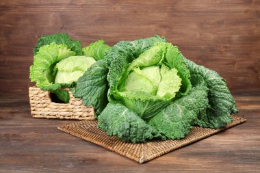 Hasır sepet ahşap arka plan üzerinde Savoy lahana