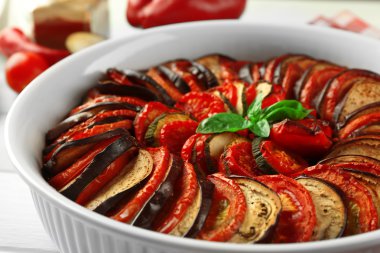 Ratatouille - geleneksel Fransız Provenkal sebze yemeği fırında pişirildi