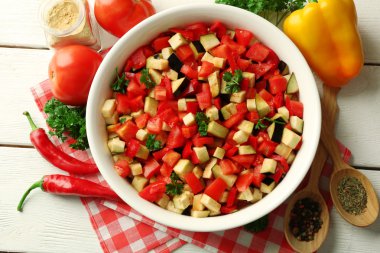 Ratatouille pişirme ve maddeler, ahşap arka plan üzerinde önce