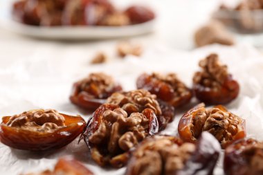 Ahşap masa, ceviz ve tarihi meyve yakın çekim