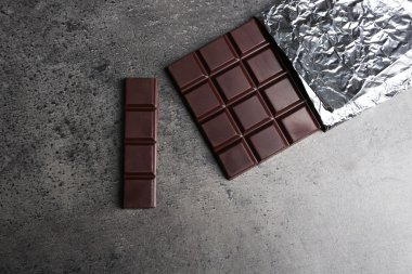 Folyo gri arka plan üzerine çikolata bar