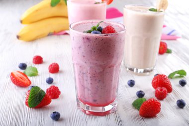 Milkshakes hafif ahşap zemin üzerine çilek ile