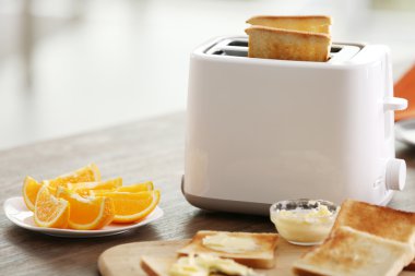 Tablo için tost ve meyve, arka plan bulanık ile Kahvaltı