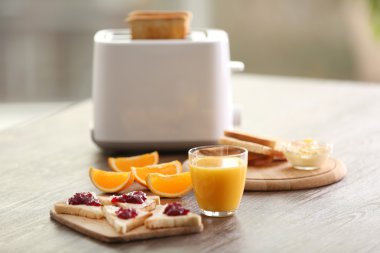 Tablo için tost ve portakal suyu, arka plan bulanık ile Kahvaltı
