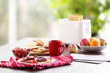 Tablo için tost, kahve ve meyve, arka plan bulanık ile Kahvaltı