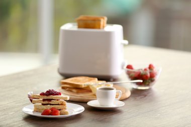 Tablo için kızarmış ekmek ve reçel, arka plan bulanık tarih ile Kahvaltı