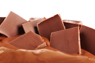 Beyaz üzerine izole edilmiş çikolata.