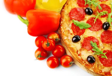 Biberli pizza üzerinde beyaz izole sebze ile