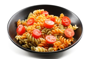 Siyah beyaz arka plan üzerinde izole kase lezzetli makarna yemek