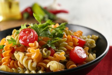 Kırmızı pamuk peçete üzerinde siyah kase lezzetli makarna yemek yakın çekim