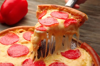 Salam ile sıcak lezzetli pizza yemeye hazır