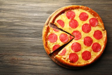 Sıcak lezzetli pizza salam ahşap arka plan üzerinde ile