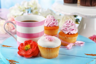 Lezzetli kekler tepsisindeki ışık arka plan üzerinde