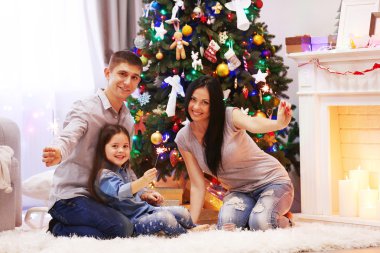 Mutlu aile ile dekore edilmiş Noel Oda Bengal ışıklar