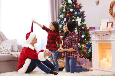 Mutlu bir aile var eğlenceli bir şekilde dekore edilmiş Noel odası