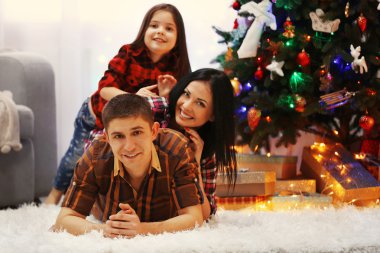 Dekore edilmiş Noel Oda yerde mutlu aile