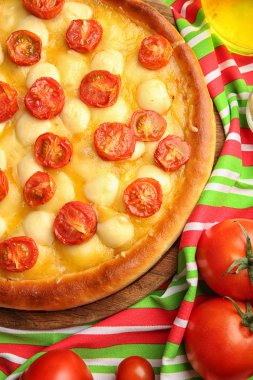 Pizza Margherita sebzeli, yakın çekim