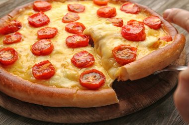 Pizza Margherita ve kaldırılan dilim, yakın çekim
