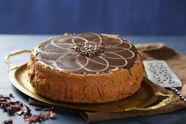 Tepsi, renk ahşap arka plan üzerinde lezzetli çikolatalı kek