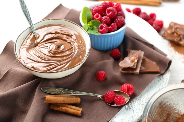 Csokoládé tejszínnel és a málna — Stock Fotó