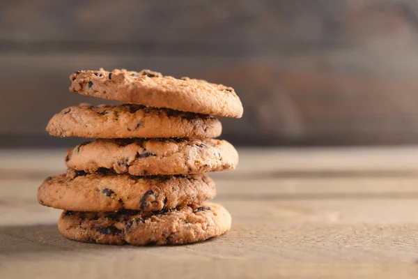 Печиво з шоколадними крихтами на дерев'яному фоні — стокове фото