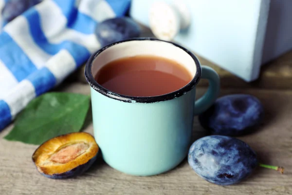 Plum Juice in a mug with fresh fruits — Stock Photo, Image
