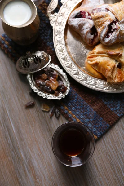 Антикварный чайный сервиз с турецкой кухней и выпечкой на столе крупным планом — стоковое фото