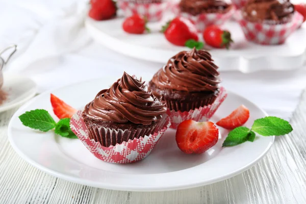 Chocolate cupcakes em placa close-up — Fotografia de Stock