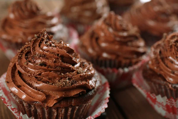 Cupcakes au chocolat sur fond en bois gros plan — Photo