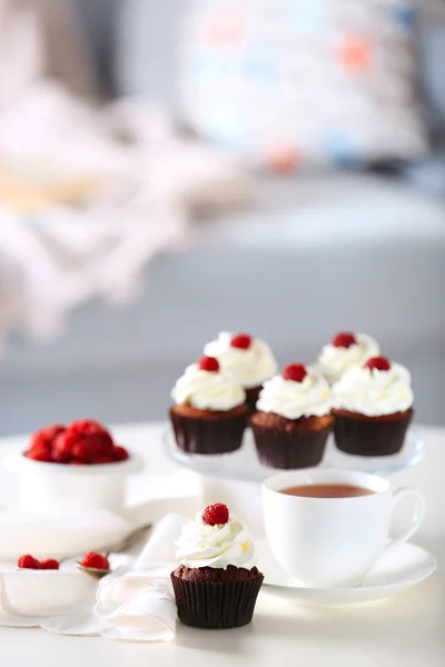 Gyönyörű csokoládé cupcakes és a csésze teát, a táblázat — Stock Fotó