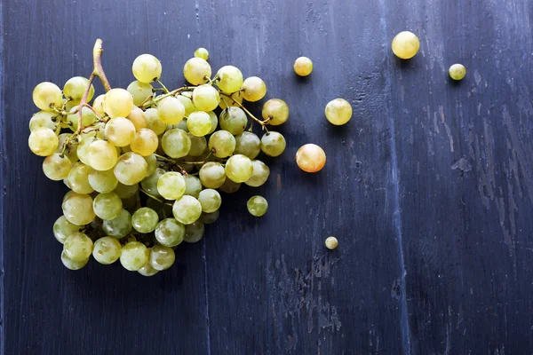Soczyste zielone winogrona, na tle drewniane — Zdjęcie stockowe