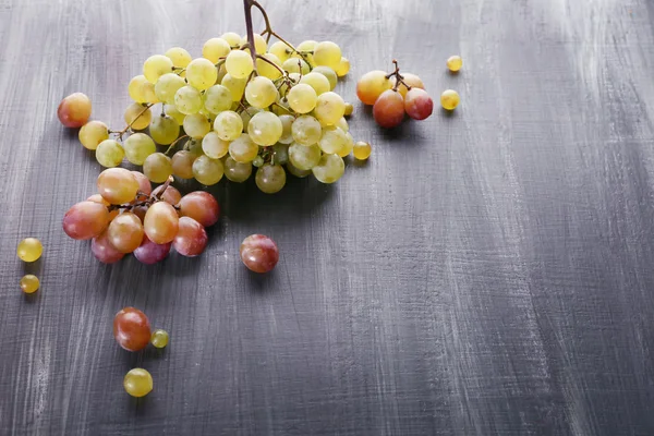 Soczyste winogrona zielony i fioletowy, na tle drewniane — Zdjęcie stockowe