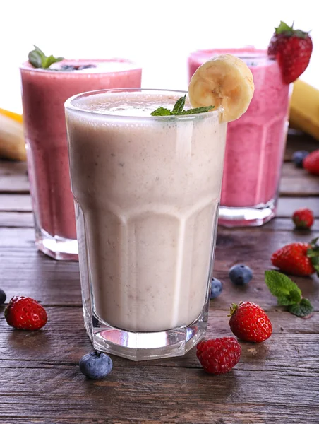 Óculos de smoothie fresco frio com frutas e bagas, isolados em branco — Fotografia de Stock